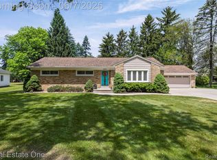 2253 Robell Dr, Commerce Township, MI