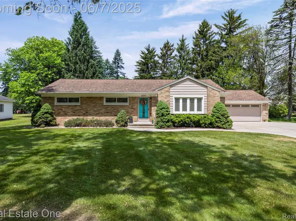 2253 Robell Dr, Commerce Township, MI 48390