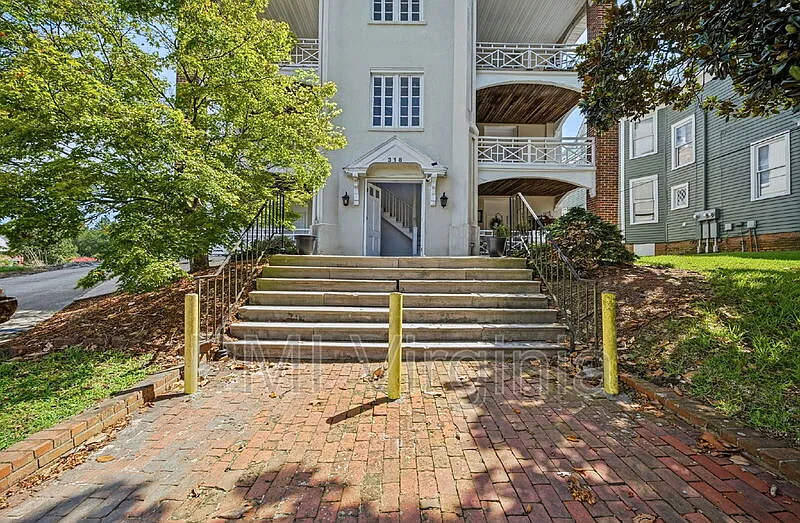 2 bed, 1.0 bath, 850 sqft, $1,300 — Photo 3