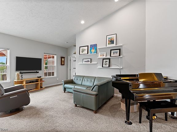 4th image of 611 Rundle St