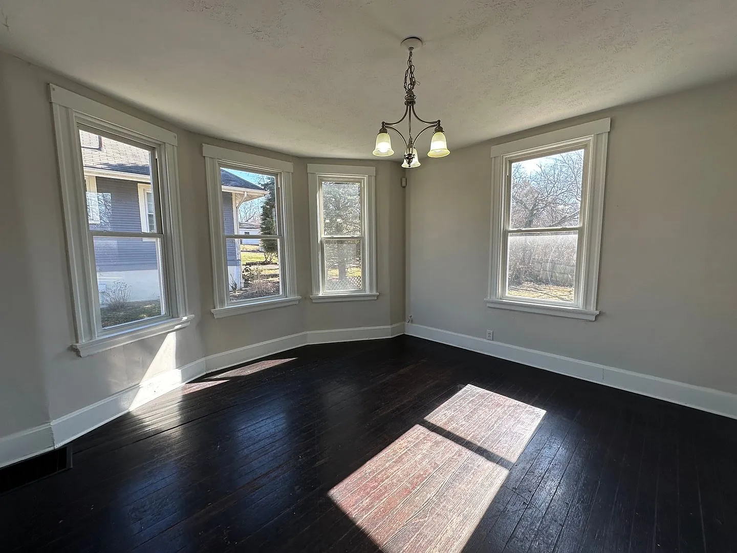 Cheviot- Adorable 3 Bed 2 Bath — Photo 2