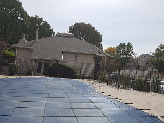 pool/tennis/hot tub/clubhs