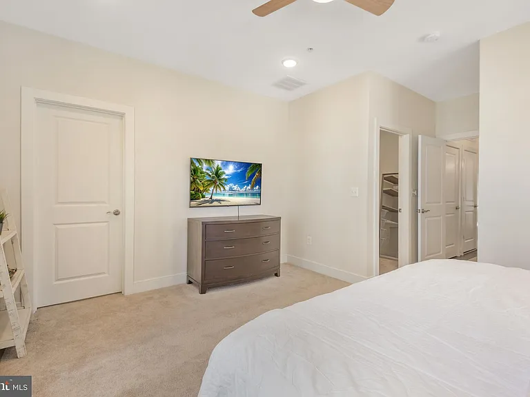 813 Rockwell Ave — Photo 16