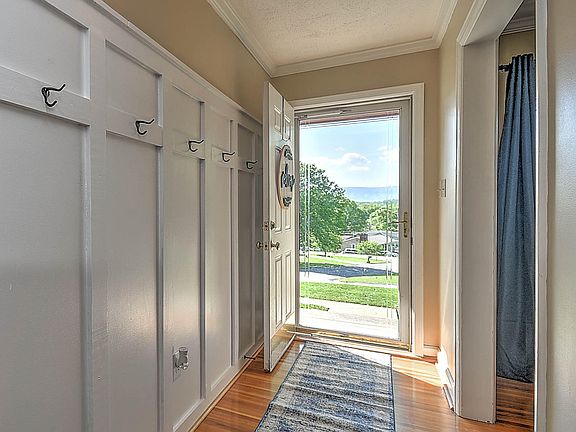 4th image of 212 Carolyn Cir