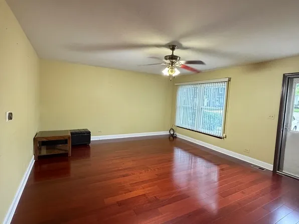 805 Bishop Ct #H, Schaumburg, IL 60194