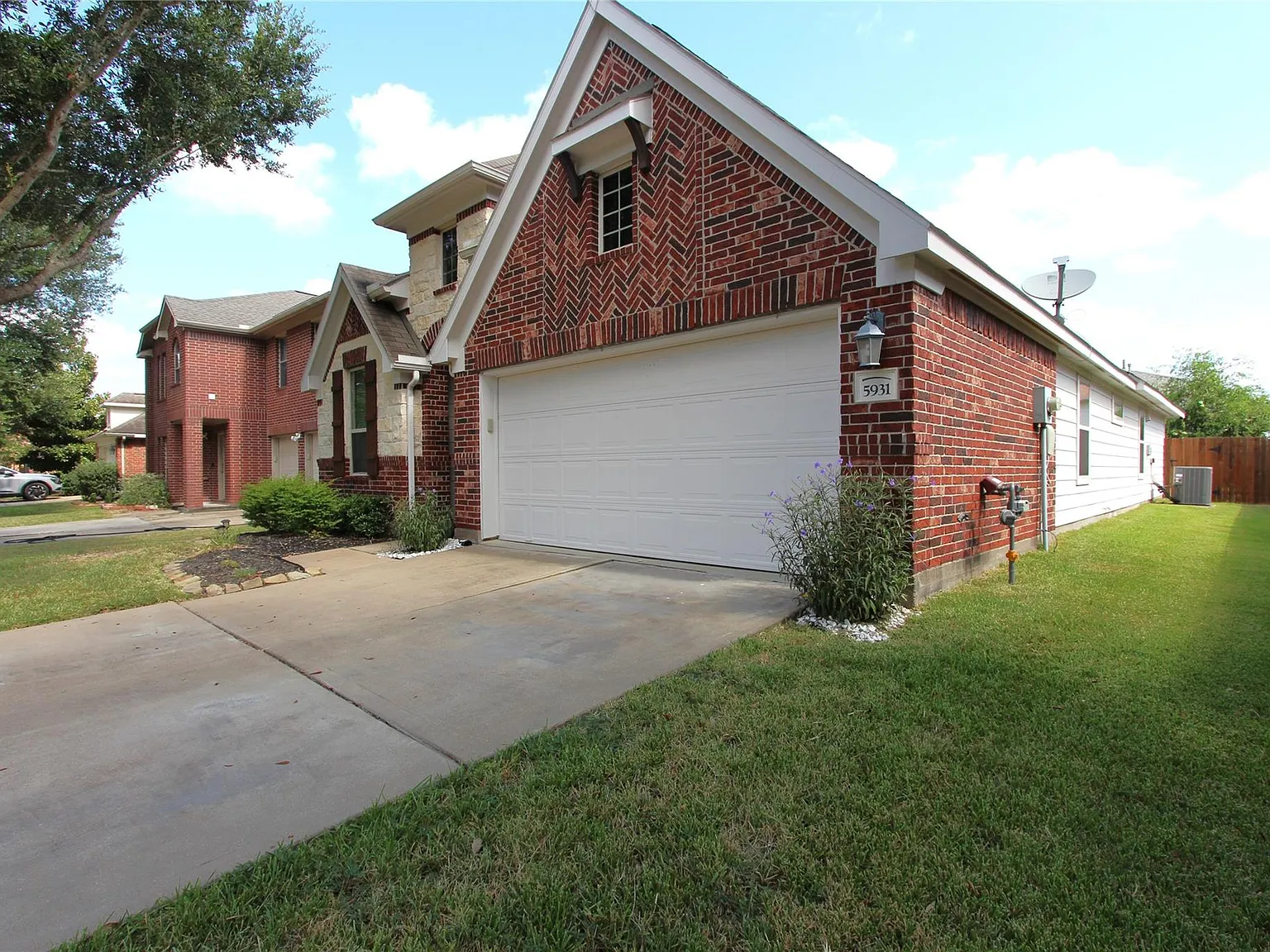 3 bed, 2.0 bath, 1636 sqft, $1,950 — Photo 2