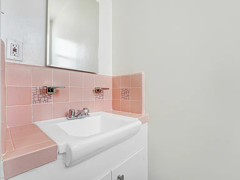 1044 Euclid St #11 — Photo 10