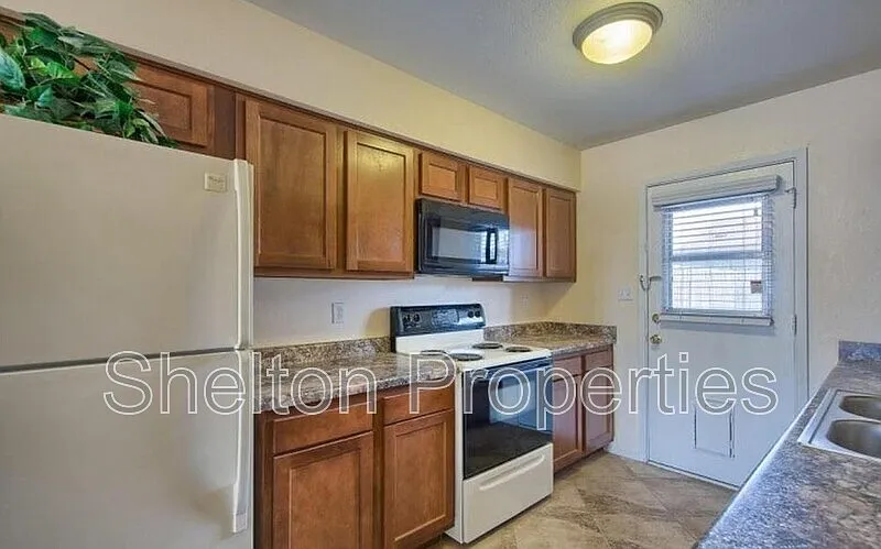 2 bed, 1.0 bath, 810 sqft, $1,400 — Photo 2