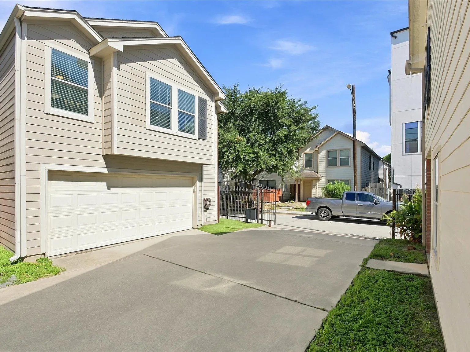 3 bed, 2.5 bath, 1341 sqft, $2,200 — Photo 2
