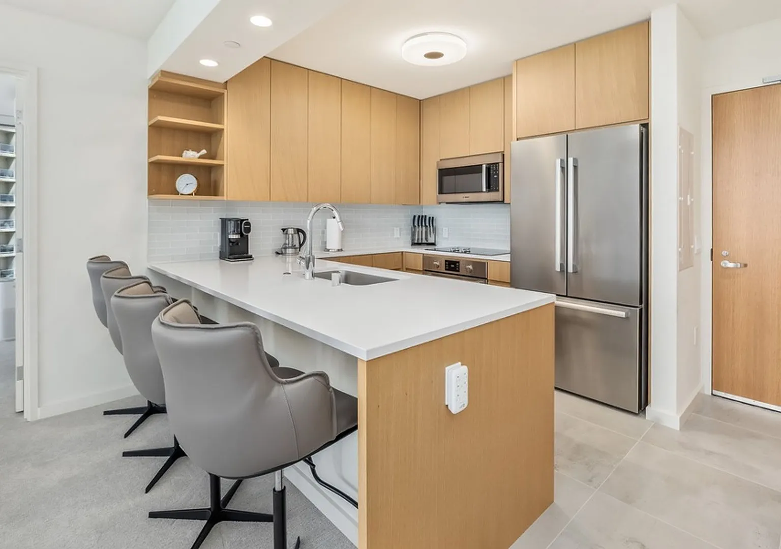 Sky Ala Moana #1701: Spacious Condo w/ Ocean Views — Photo 3