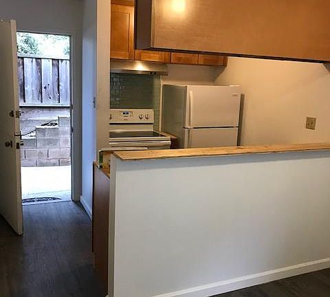 5th image of 479 Lincoln Cir APT 4