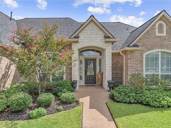 3rd image of 3208 Woodcrest Dr