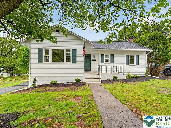 3rd image of 223 Oak Ave