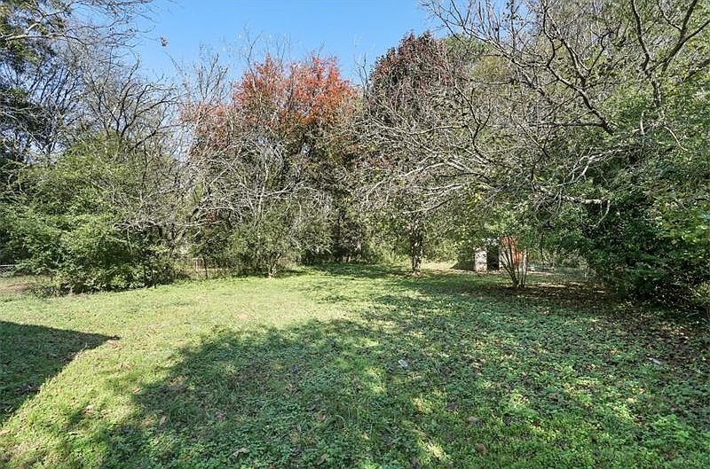 2nd image of 830 Flat Shoals Way SE