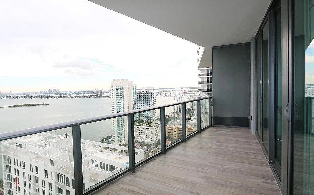 Icon Bay Condo — Photo 3