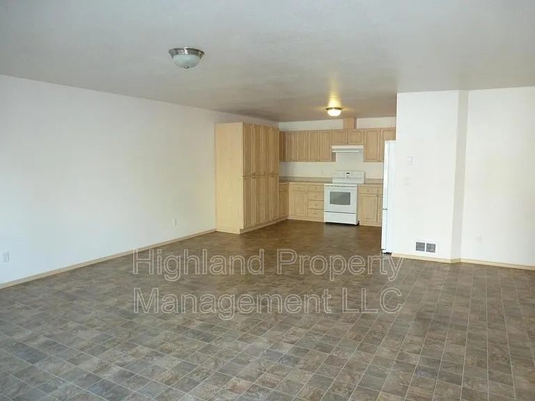 1063 NE B St — Photo 5