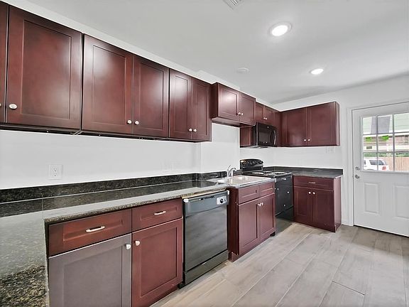 5th image of 214 Woodbridge Ln