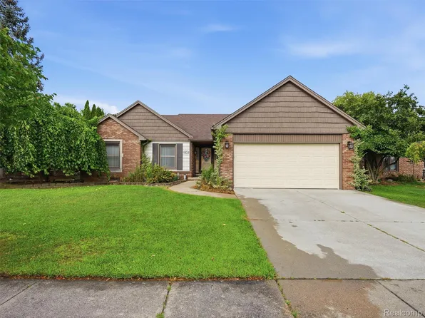 44154 Pentwater Dr, Clinton Township, MI 48038
