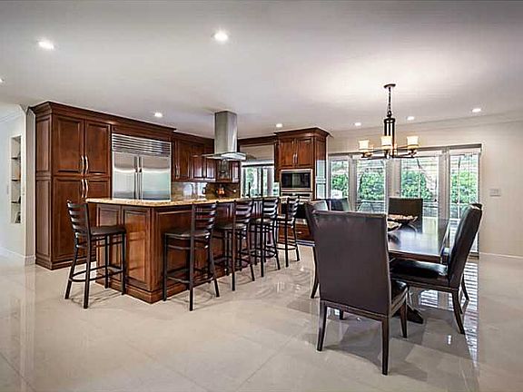 Quiet and Gated Pinecrest
