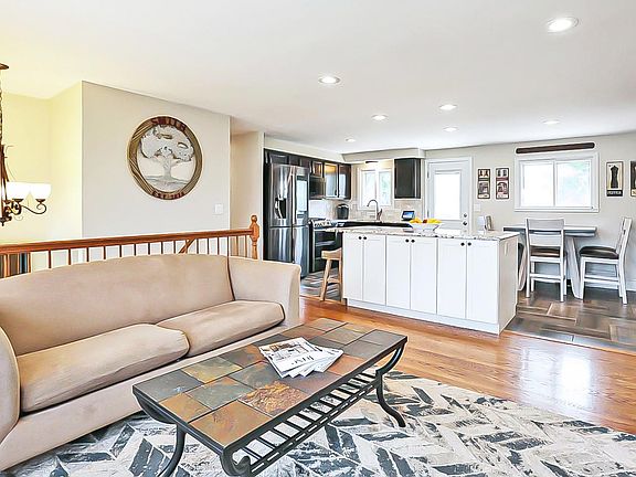 4th image of 815 Hyannis Ct