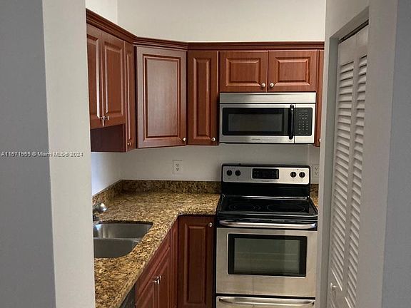 3rd image of 16304 Glenmoor Dr