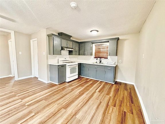 4th image of 704 E Schunior St