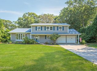 353 Ridgefield Rd, Hauppauge, NY 11788