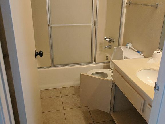 2nd image of 3856 W 132nd St APT 1