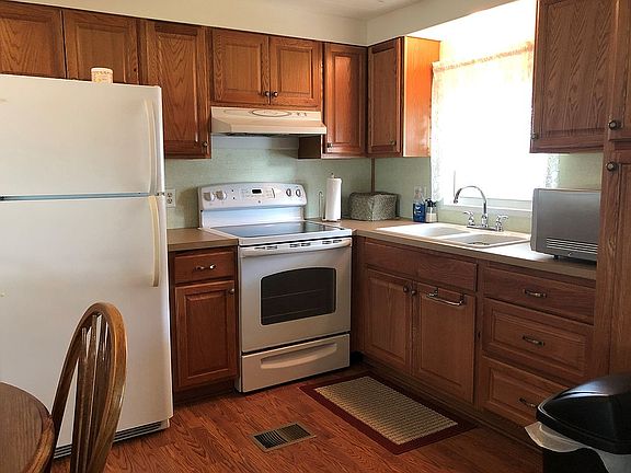 3rd image of 225 Royce St