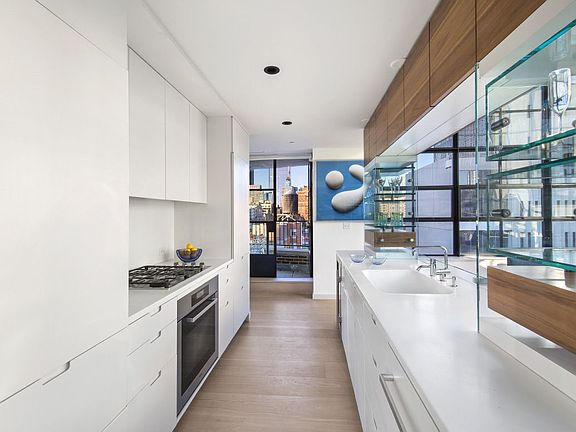4th image of 456 W 19th St