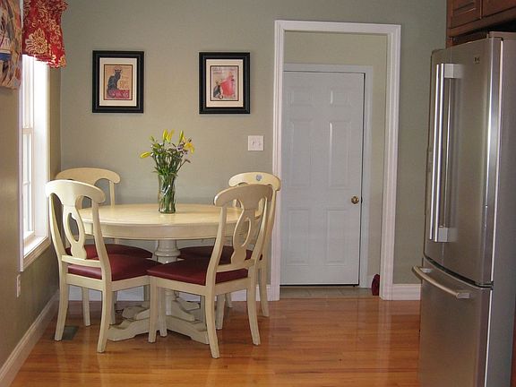 Eat-in Area of Kitchen