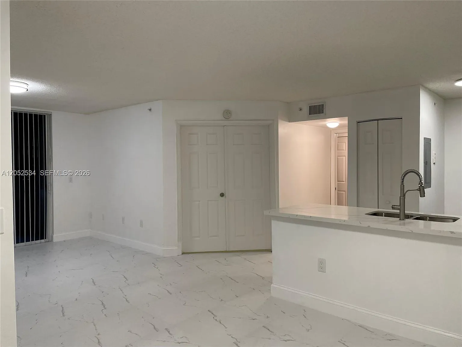 Devonaire Condo At Pembro — Photo 2