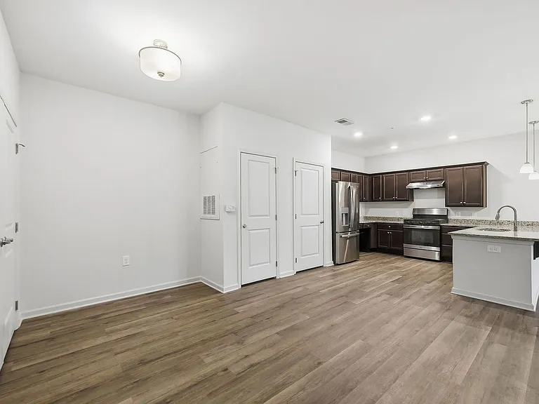 190 Grove Cir #104 — Photo 1