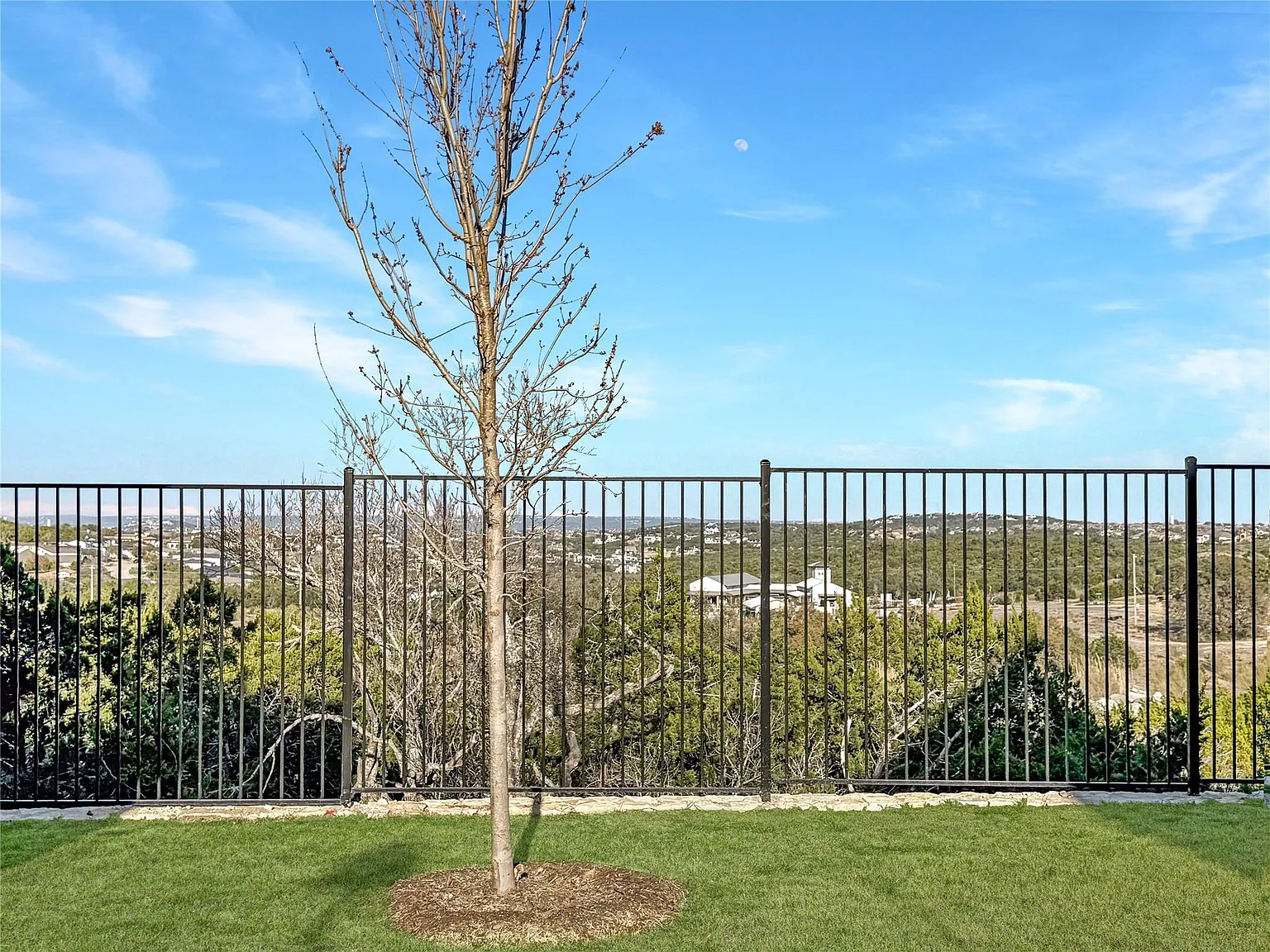 4 bed, 2.5 bath, 1964 sqft, $3,881 — Photo 3