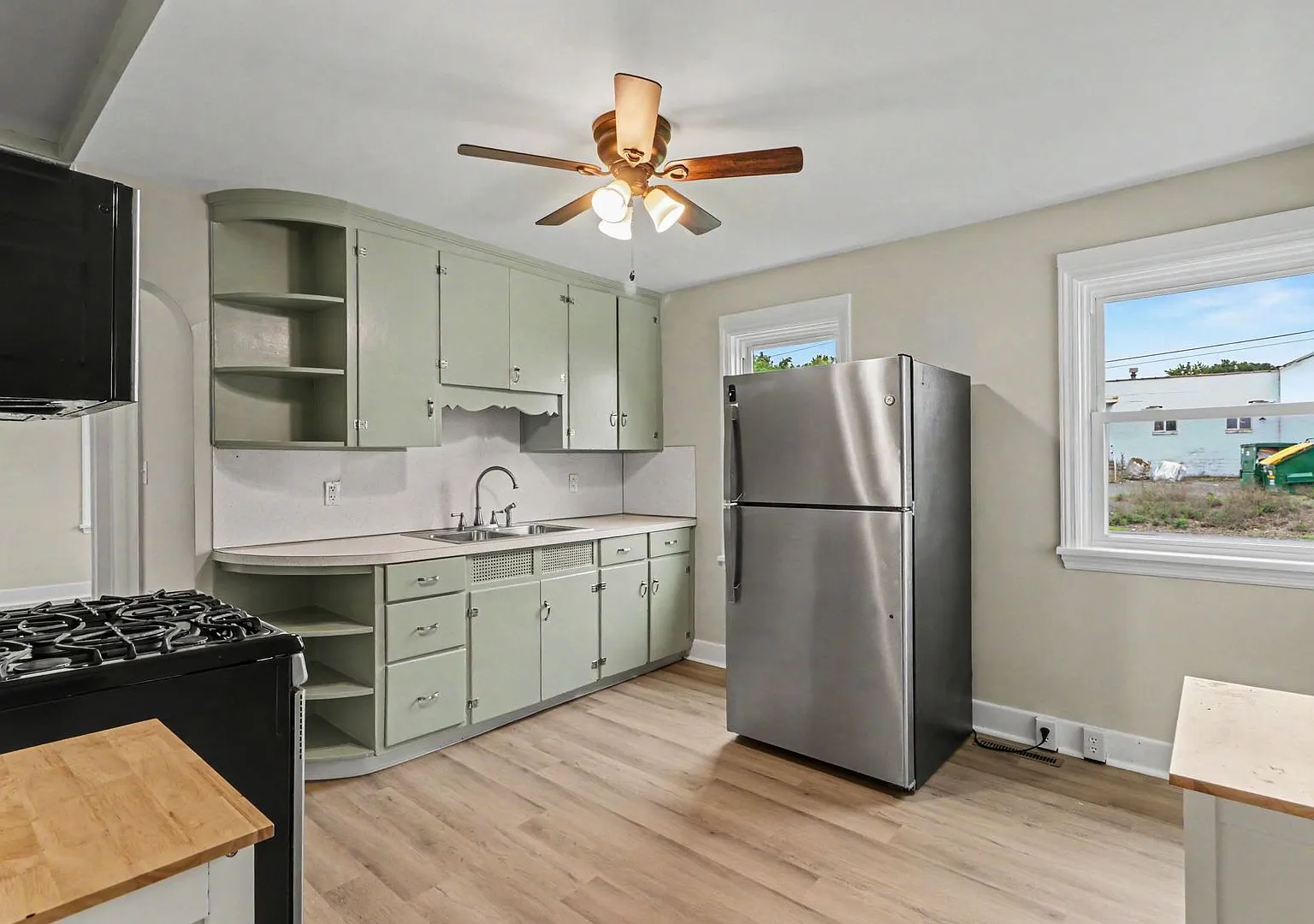 3 bedroom Brick Cape Cod in Carlisle — Photo 2