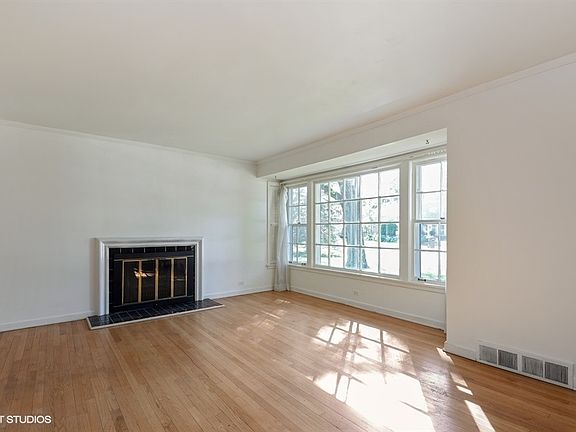 2nd image of 10 Williamsburg Ct