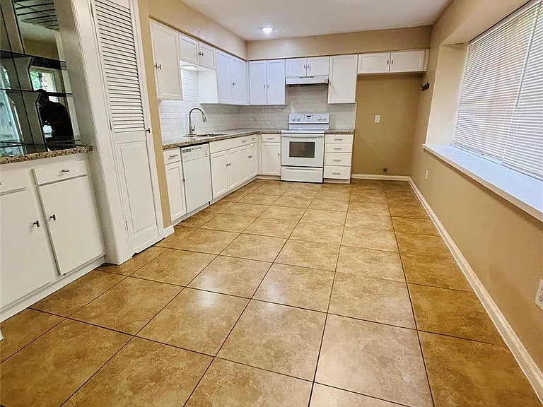 22219 Acorn Valley Dr — Photo 6