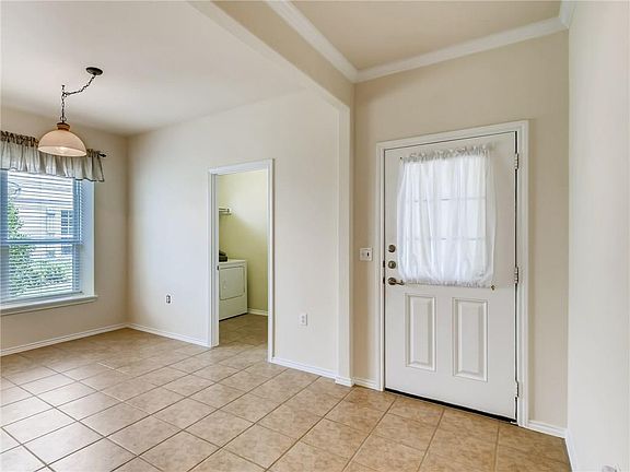 5th image of 119 Essex Ln