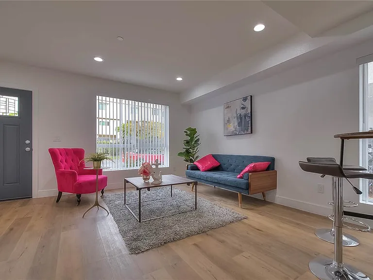 11722 Hamlin St — Photo 3