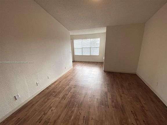 2nd image of 565 Vista Isles Dr APT 2026