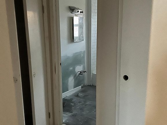 5th image of 172 Delaware Ave APT A
