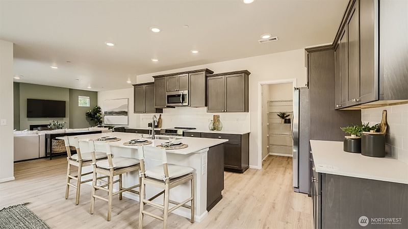 4th image of 4943 Capilano Lane SW
