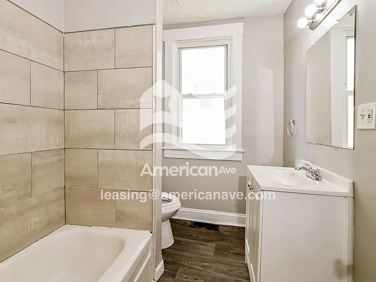 1371540_010_bathroom_13.jpg