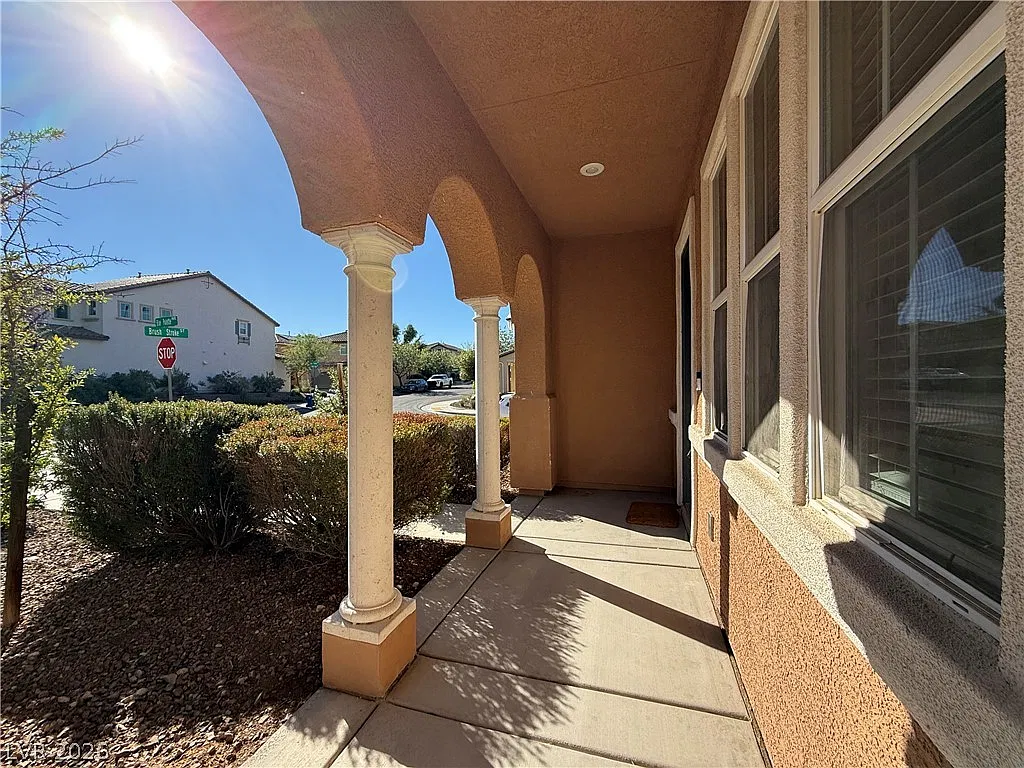 3 bed, 2.5 bath, 1800 sqft, $2,240 — Photo 3