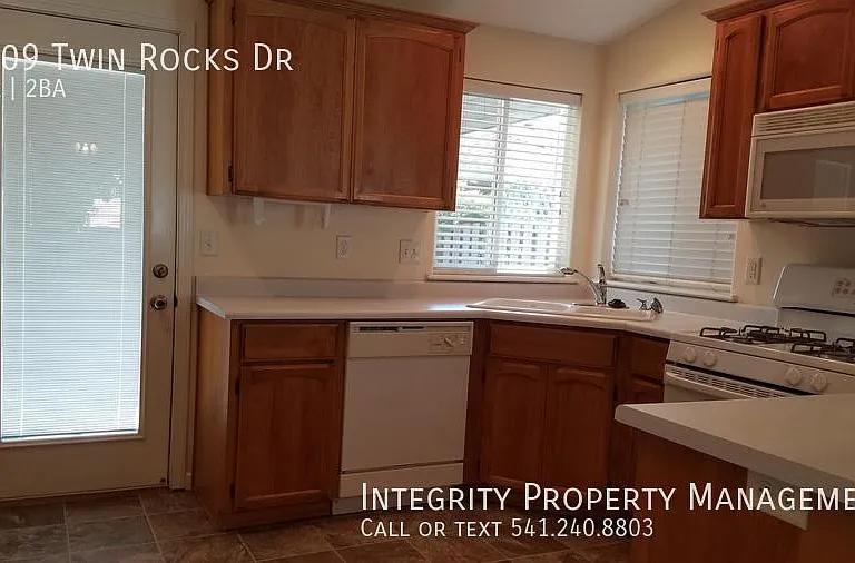 1209 Twin Rocks Dr — Photo 5