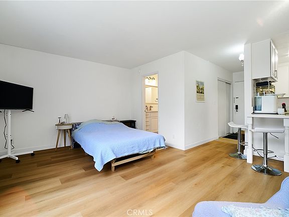 5th image of 525 S Ardmore Ave APT 338