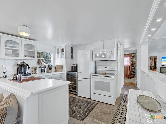 5th image of 901 Glenn Dr