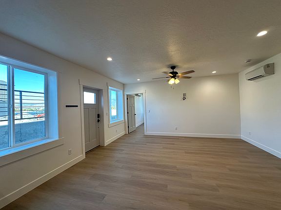 3rd image of 384 N Barlow Ct