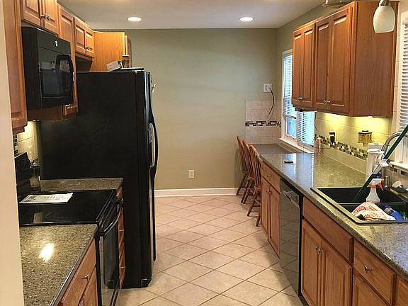 4th image of 2029 Lawrence Ave