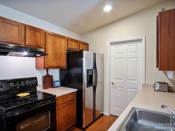 3rd image of 9579 Lakeside Dr